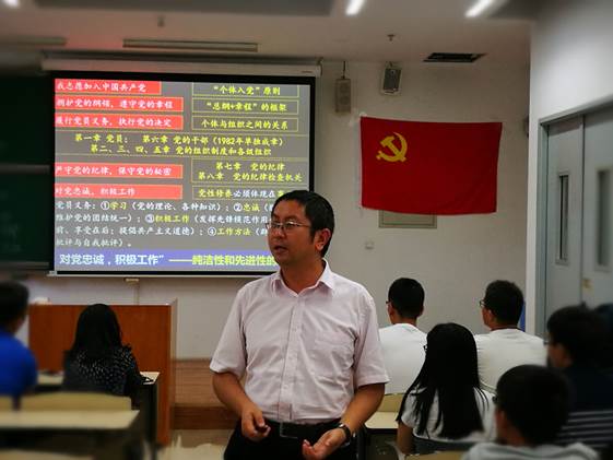高宁老师讲党课_副本.jpg